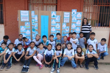Alunos dos 5º anos Ágata e Jaspe participam de atividade artística sobre a água.