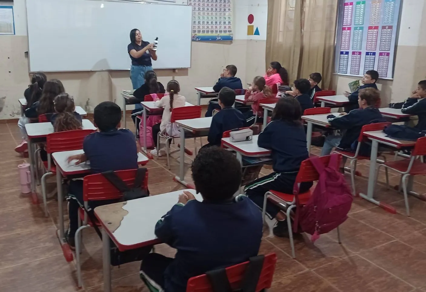 Alunos do 4º e 6º ano participam de atividade prática com microscópio.