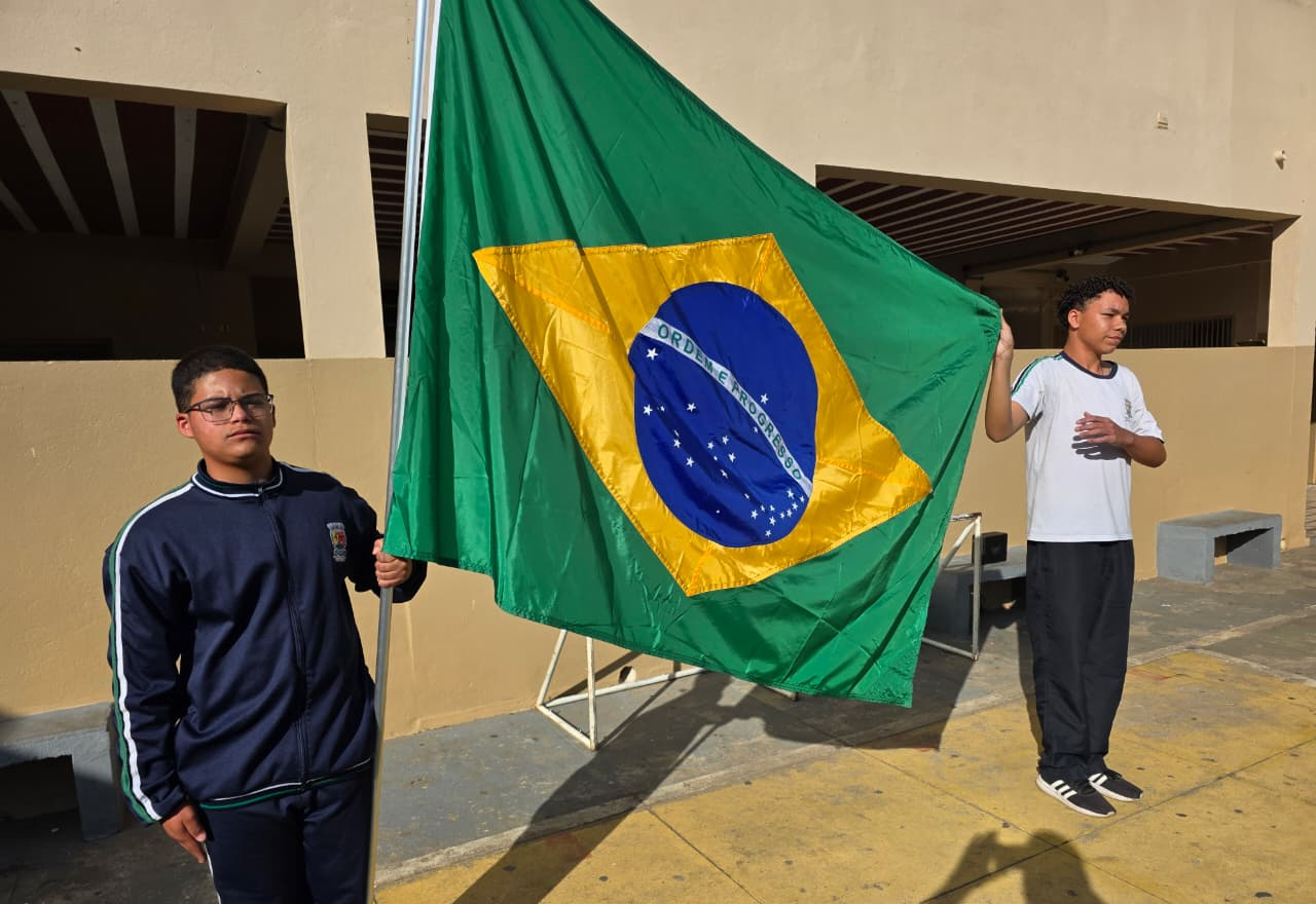 Escola Municipal Professora Laís Peralta Carneiro Fortalece a Educação Cívica com Visita ao 4º Batalhão de Engenharia de Combate