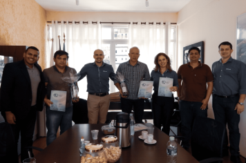 Prefeito Adilson dos Santos recebe equipe da Sicredi na prefeitura