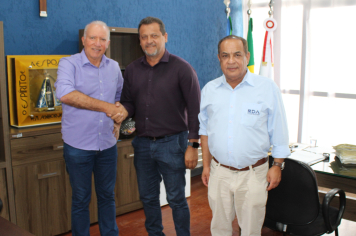Prefeito Adilson dos Santos recebe Paulo Sérgio, Prefeito de São José do Alegre, e Valdir Teixeira, da RDA