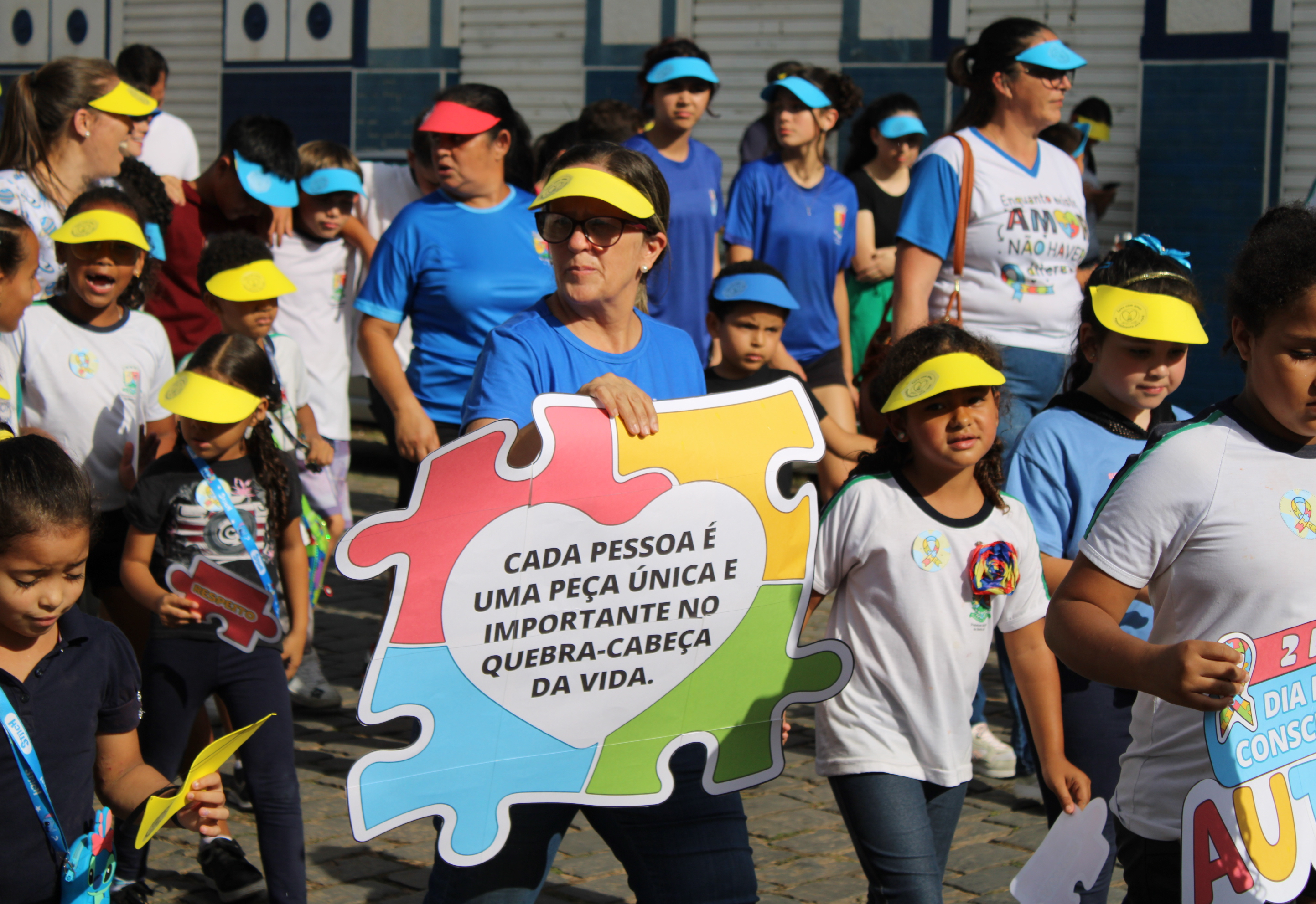 Maria da Fé realiza caminhada em apoio à conscientização do autismo