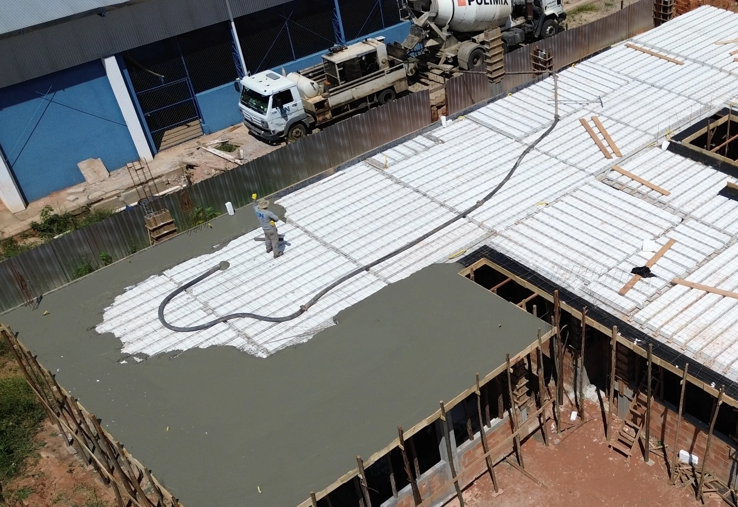 Obra da UBS no bairro Vila de Lourdes avança com concretagem da laje