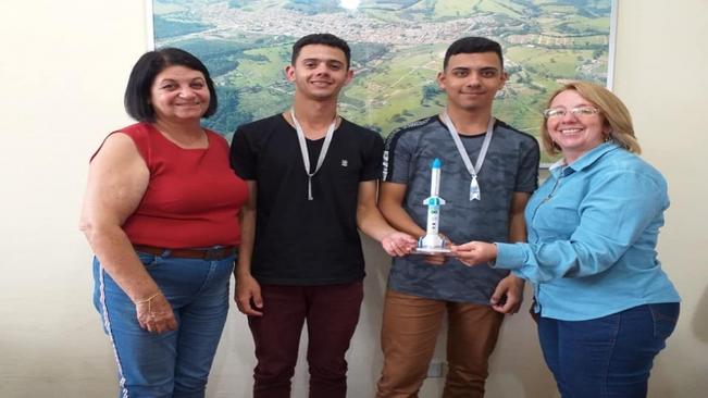 ALUNOS PREMIADOS EM COMPETIÇÃO NACIONAL DE FOGUETES