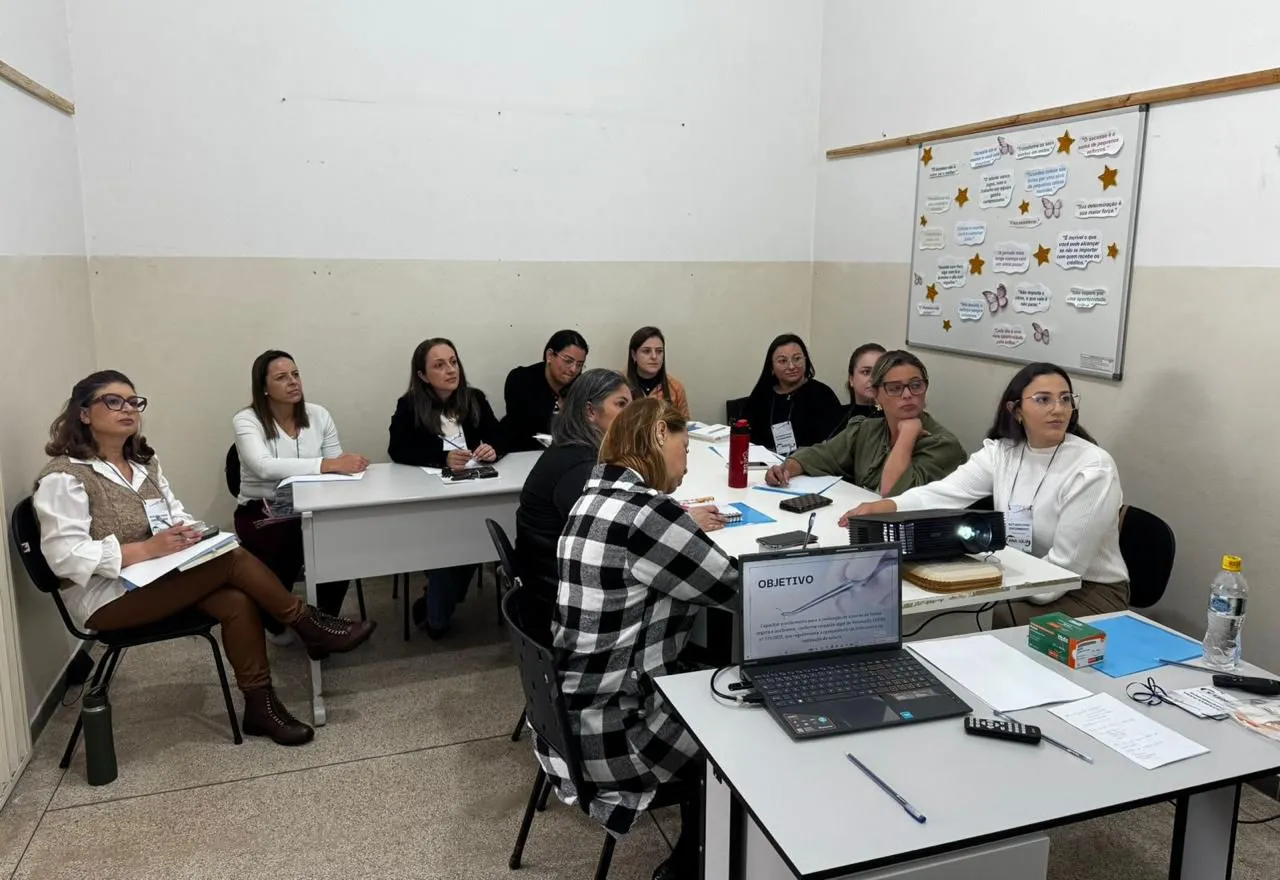 Enfermeiras padrão participam de curso de sutura simples em Maria da Fé